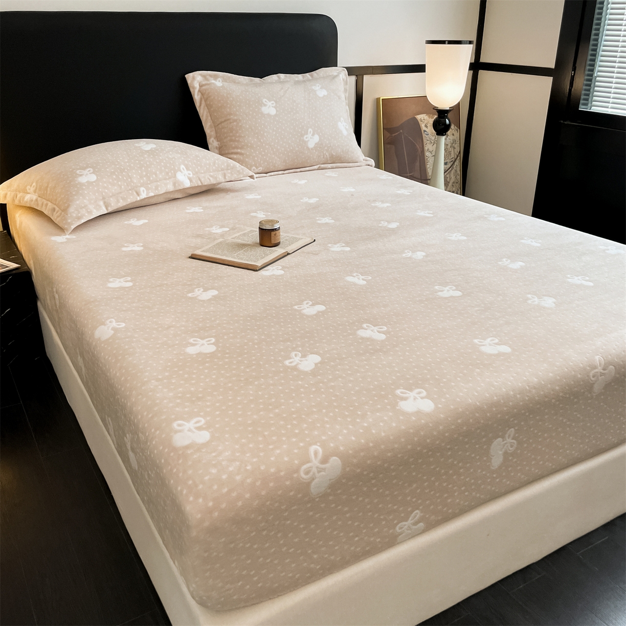 91家纺网 家纺一手货源 找家纺 857家居 2025新款樱桃牛奶绒床笠 樱桃-嫩黄