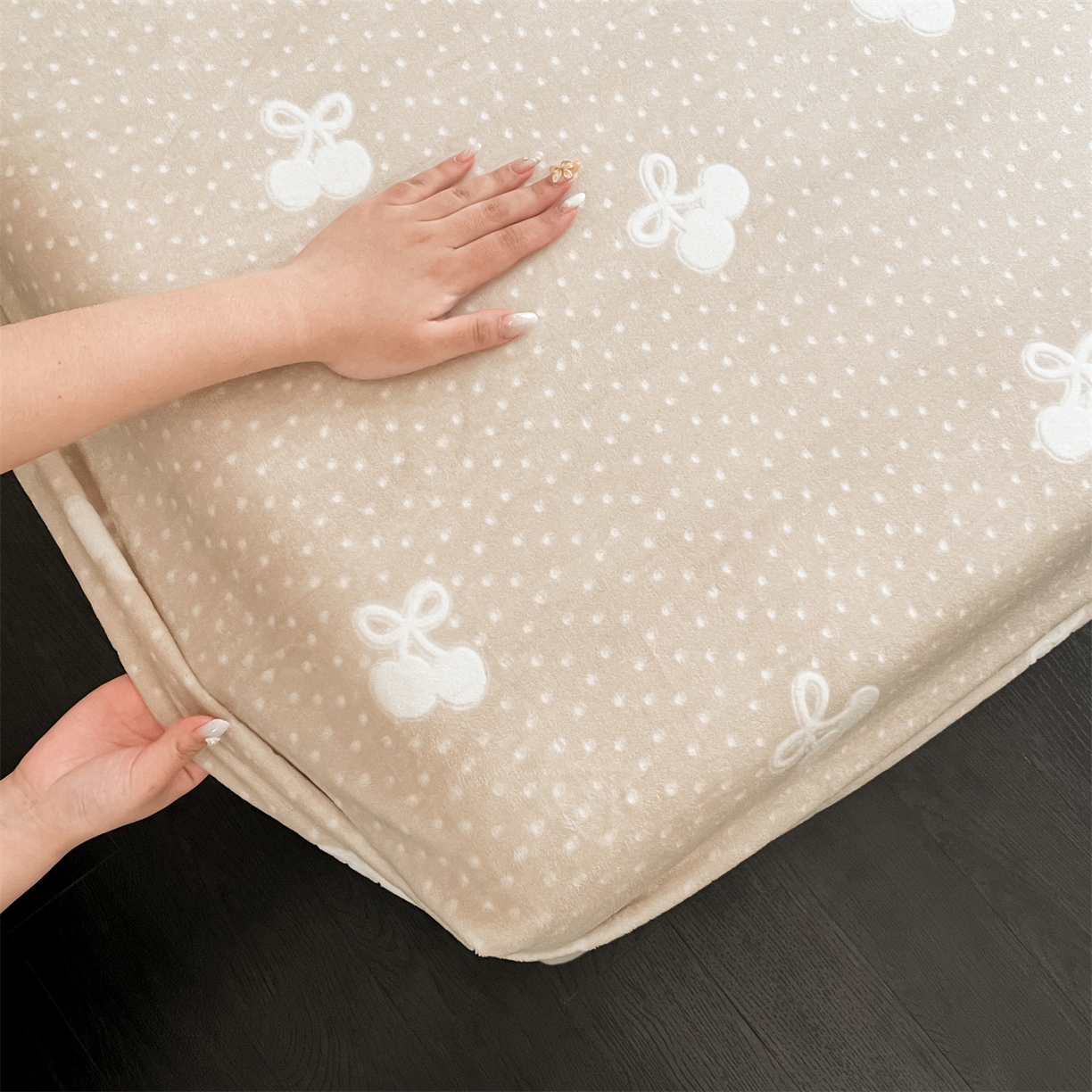 91家纺网 家纺一手货源 找家纺 857家居 2025新款樱桃牛奶绒床笠 樱桃-嫩黄