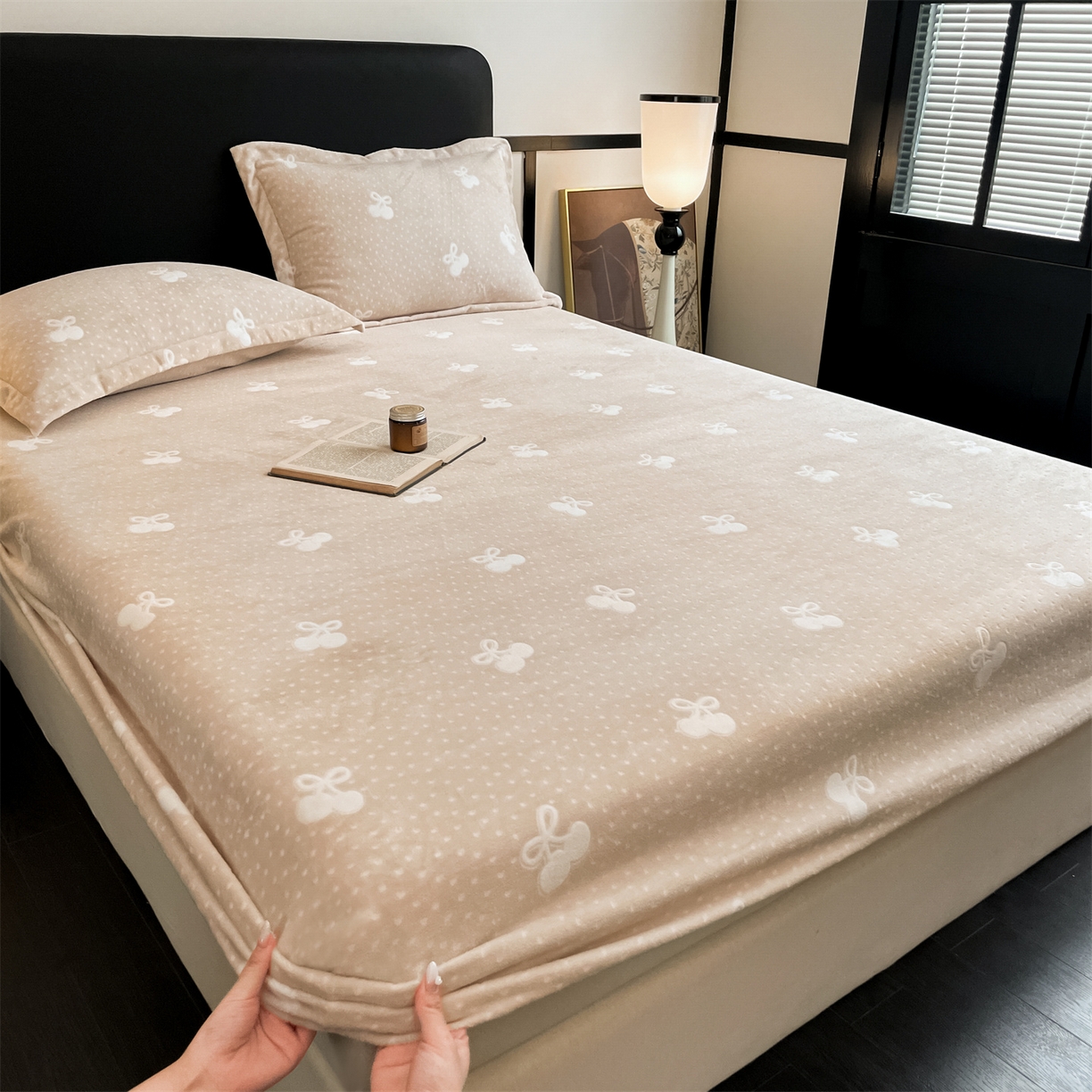 91家纺网 家纺一手货源 找家纺 857家居 2025新款樱桃牛奶绒床笠 樱桃-嫩黄