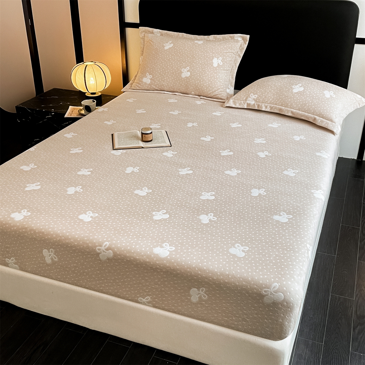 91家纺网 家纺一手货源 找家纺 857家居 2025新款樱桃牛奶绒床笠 樱桃-嫩黄