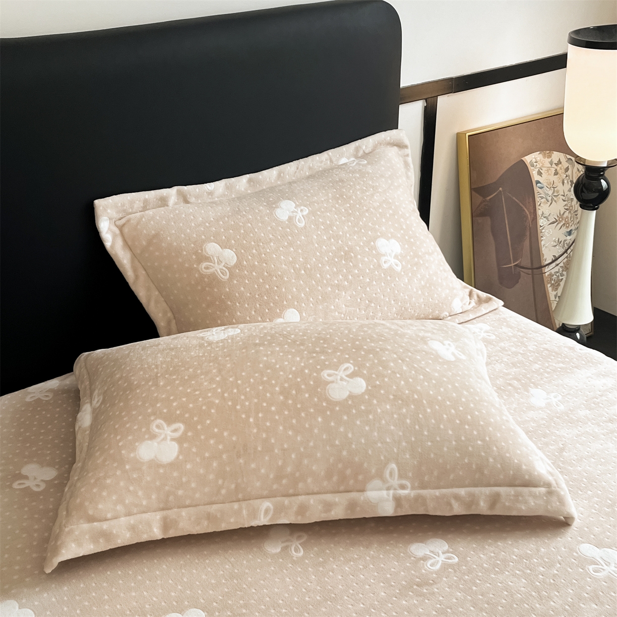 91家纺网 家纺一手货源 找家纺 857家居 2025新款樱桃牛奶绒床笠 樱桃-嫩黄