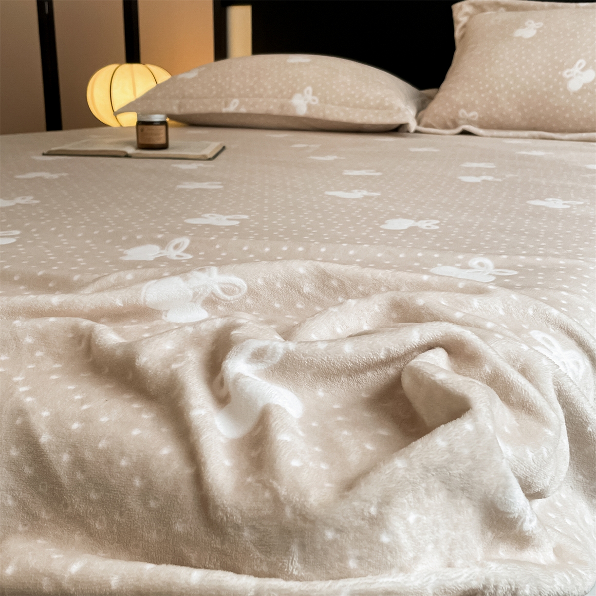 91家纺网 家纺一手货源 找家纺 857家居 2025新款樱桃牛奶绒床笠 樱桃-嫩黄