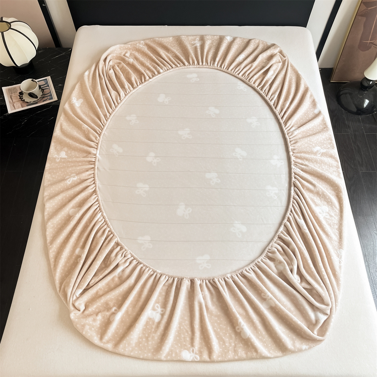 91家纺网 家纺一手货源 找家纺 857家居 2025新款樱桃牛奶绒床笠 樱桃-嫩黄