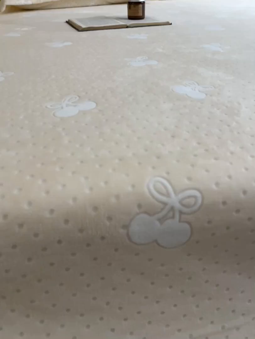 91家纺网 家纺一手货源 找家纺 857家居 2025新款樱桃牛奶绒床笠 樱桃-嫩黄