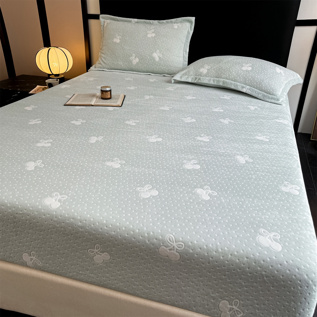 91家纺网 家纺一手货源 找家纺 857家居 2025新款樱桃牛奶绒床笠 樱桃-水仙绿