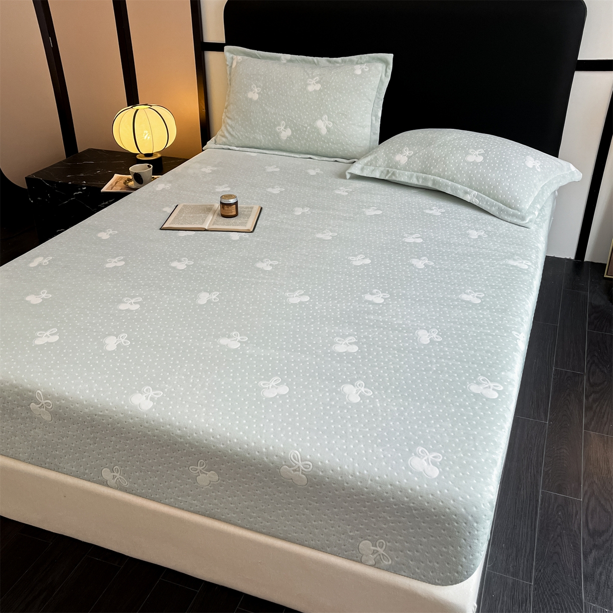 91家纺网 家纺一手货源 找家纺 857家居 2025新款樱桃牛奶绒床笠 樱桃-水仙绿