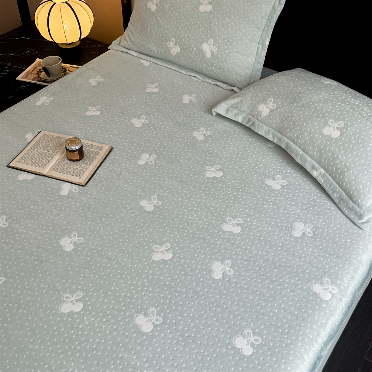 91家纺网 家纺一手货源 找家纺 857家居 2025新款樱桃牛奶绒床笠 樱桃-水仙绿