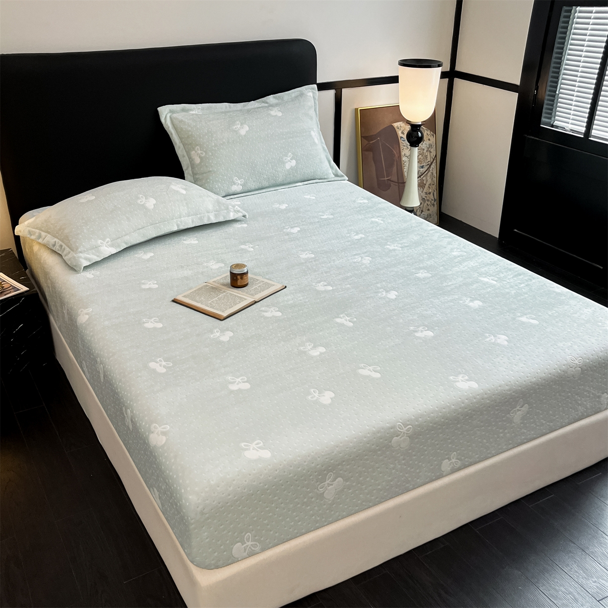 91家纺网 家纺一手货源 找家纺 857家居 2025新款樱桃牛奶绒床笠 樱桃-水仙绿