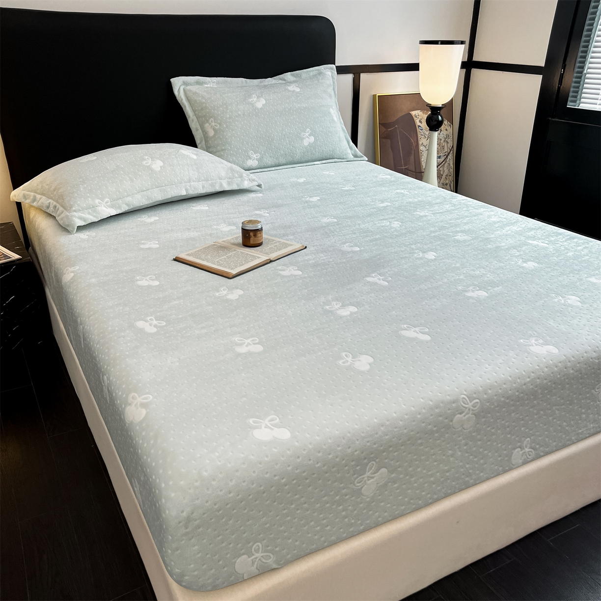 91家纺网 家纺一手货源 找家纺 857家居 2025新款樱桃牛奶绒床笠 樱桃-水仙绿