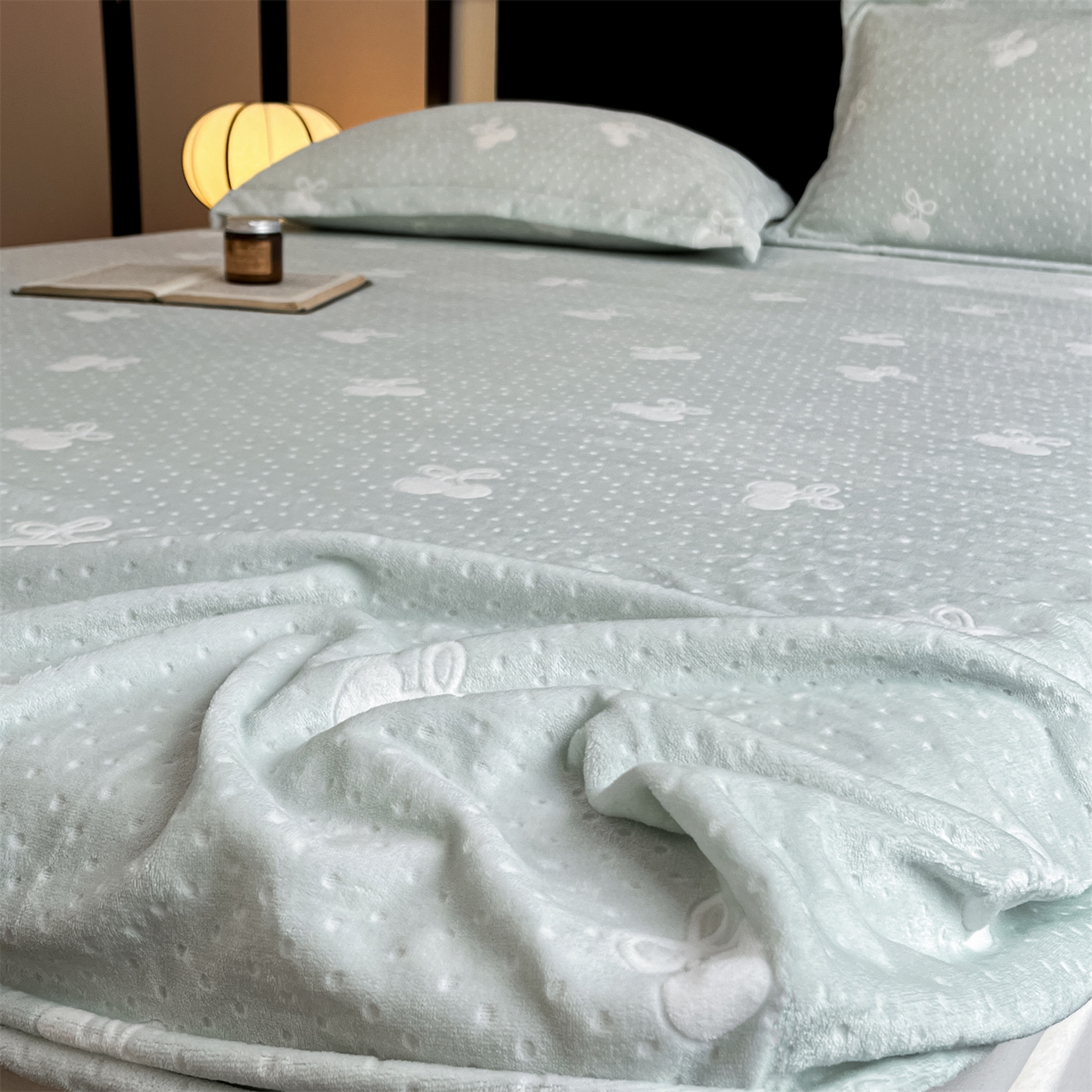 91家纺网 家纺一手货源 找家纺 857家居 2025新款樱桃牛奶绒床笠 樱桃-水仙绿