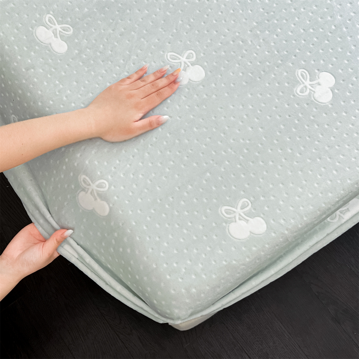 91家纺网 家纺一手货源 找家纺 857家居 2025新款樱桃牛奶绒床笠 樱桃-水仙绿