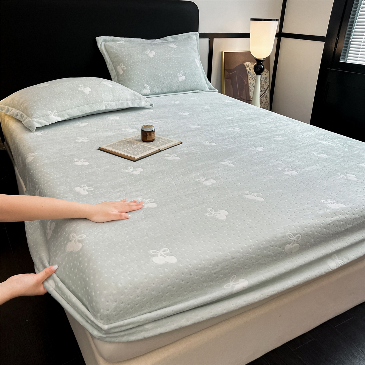 91家纺网 家纺一手货源 找家纺 857家居 2025新款樱桃牛奶绒床笠 樱桃-水仙绿