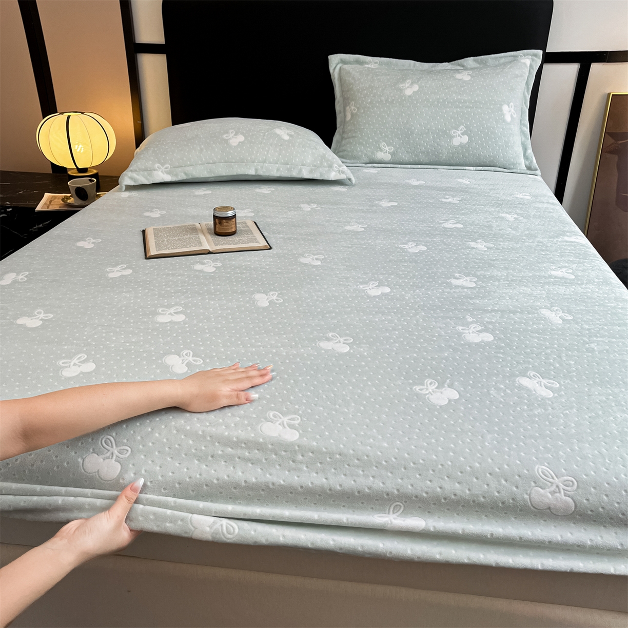 91家纺网 家纺一手货源 找家纺 857家居 2025新款樱桃牛奶绒床笠 樱桃-水仙绿