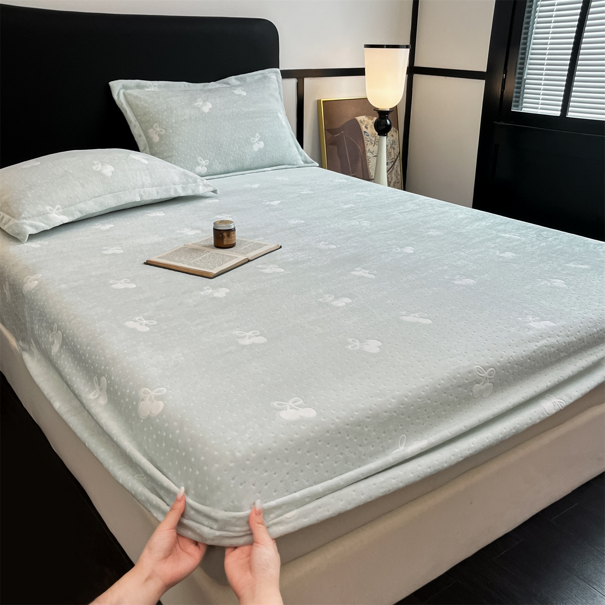 91家纺网 家纺一手货源 找家纺 857家居 2025新款樱桃牛奶绒床笠 樱桃-水仙绿