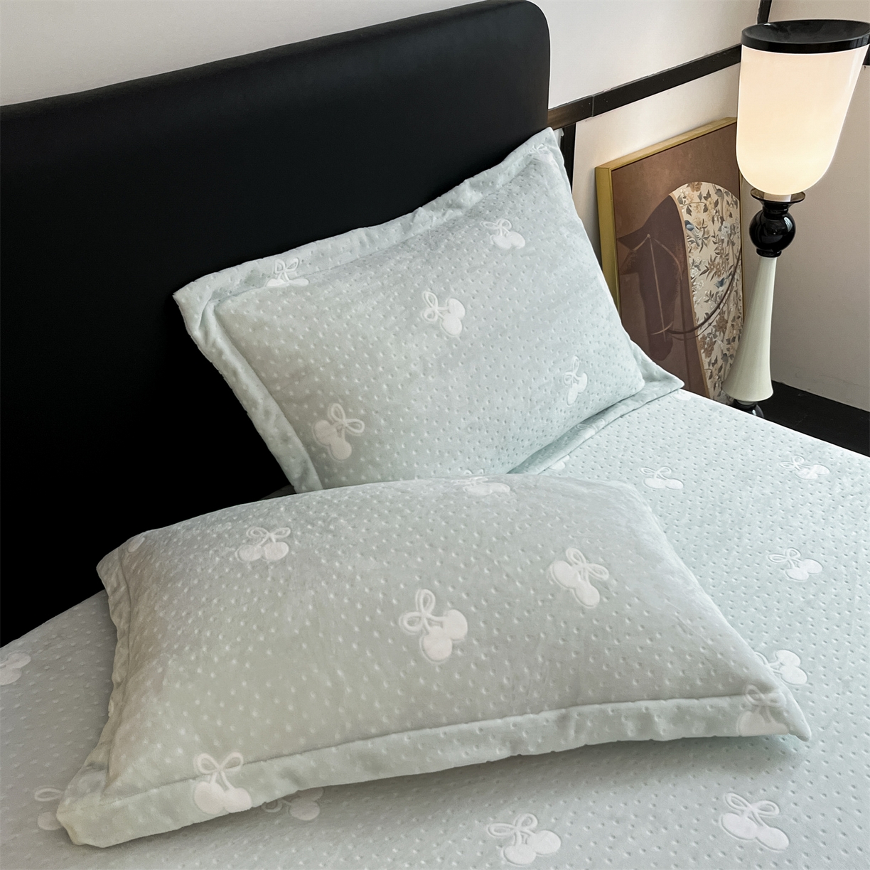 91家纺网 家纺一手货源 找家纺 857家居 2025新款樱桃牛奶绒床笠 樱桃-水仙绿