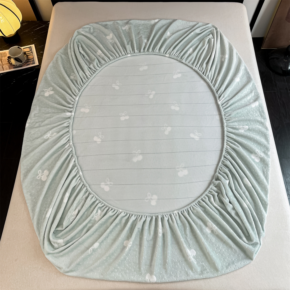 91家纺网 家纺一手货源 找家纺 857家居 2025新款樱桃牛奶绒床笠 樱桃-水仙绿