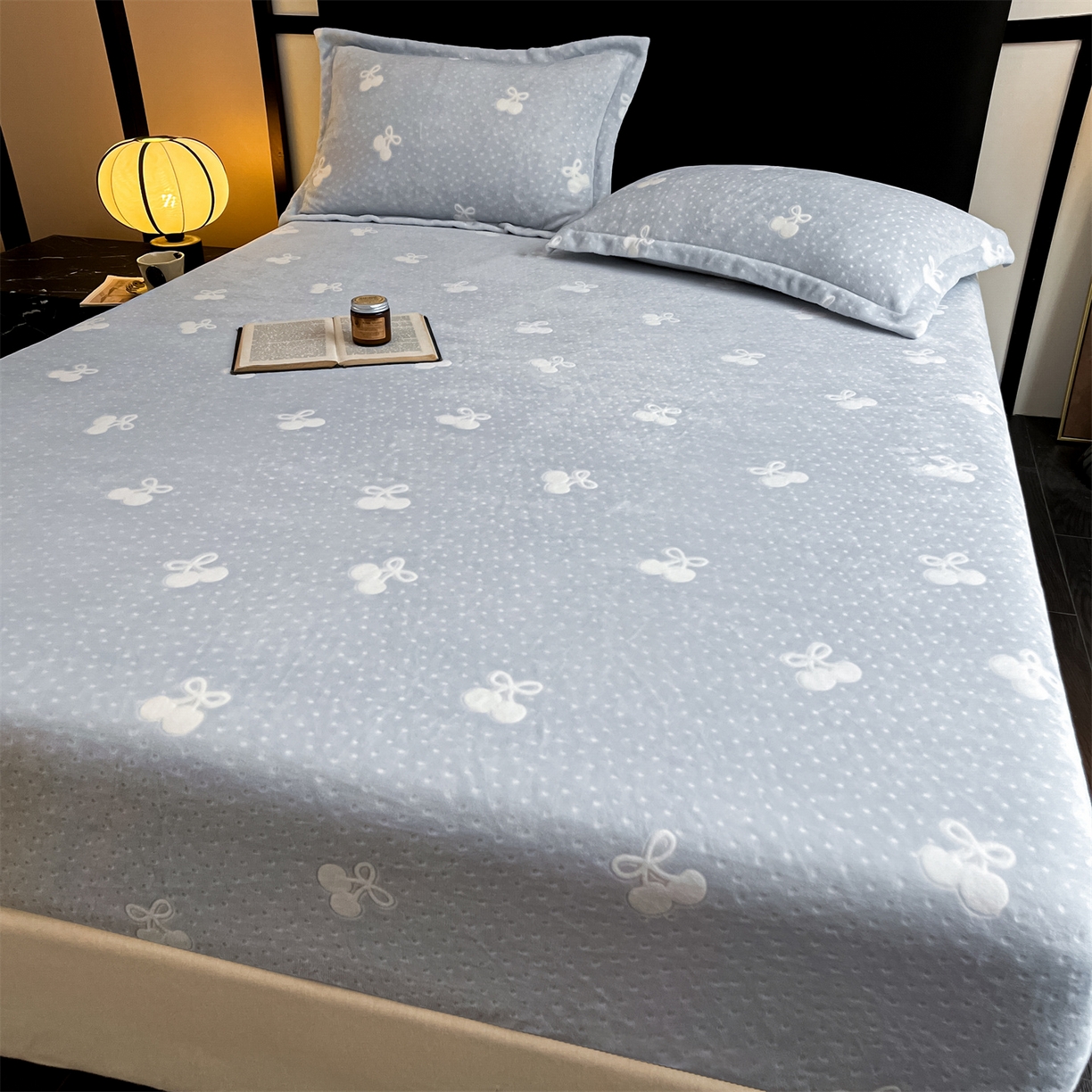 91家纺网 家纺一手货源 找家纺 857家居 2025新款樱桃牛奶绒床笠 樱桃-天蓝