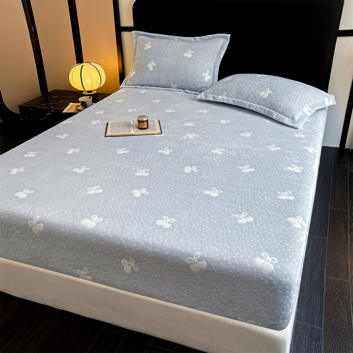 91家纺网 家纺一手货源 找家纺 857家居 2025新款樱桃牛奶绒床笠 樱桃-天蓝