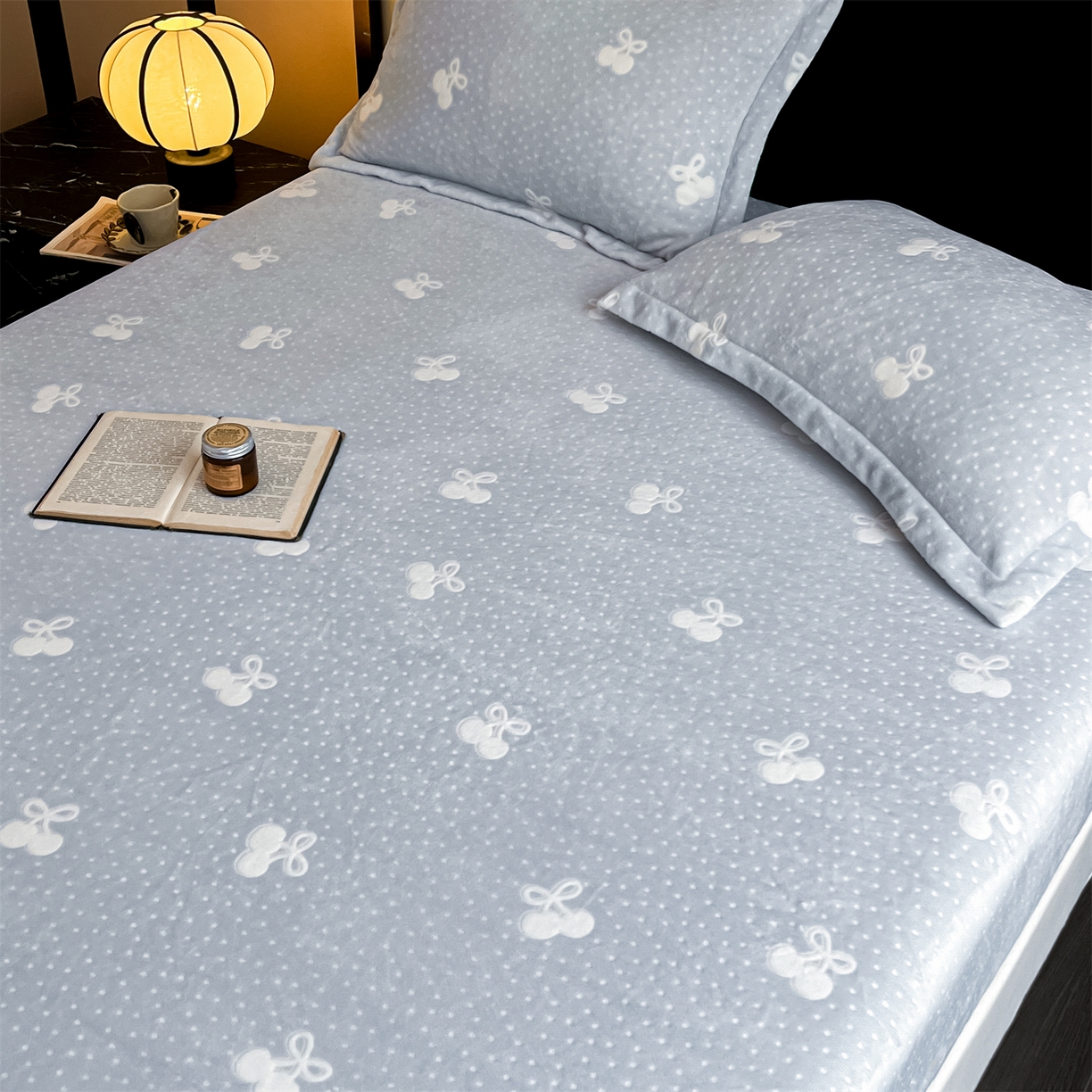 91家纺网 家纺一手货源 找家纺 857家居 2025新款樱桃牛奶绒床笠 樱桃-天蓝