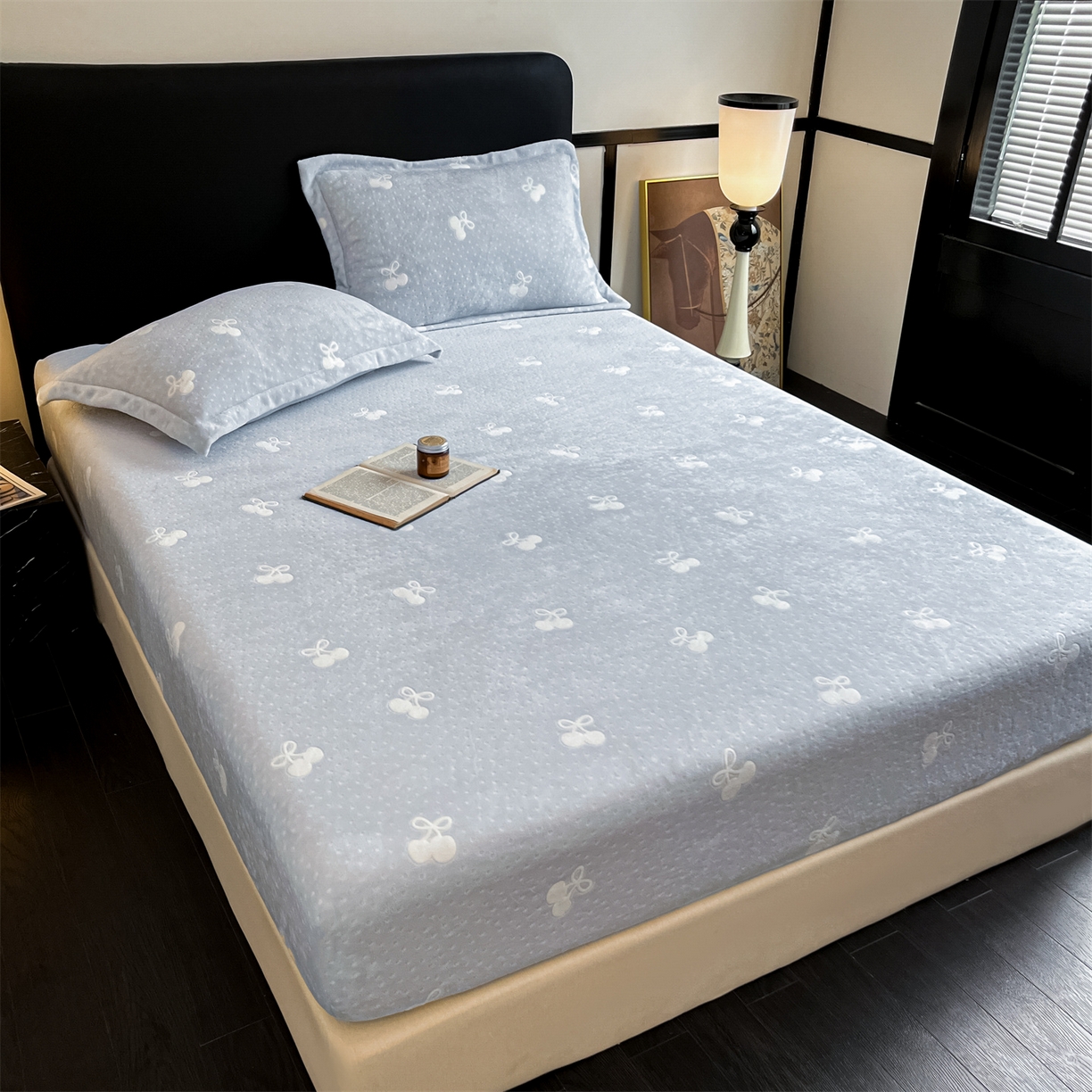 91家纺网 家纺一手货源 找家纺 857家居 2025新款樱桃牛奶绒床笠 樱桃-天蓝