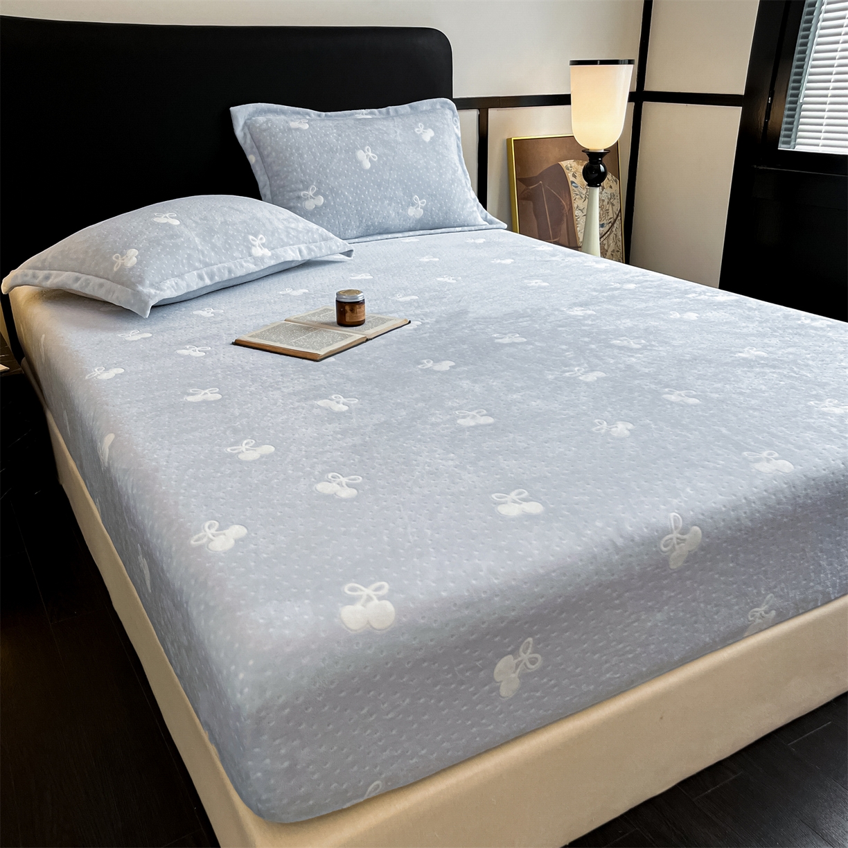 91家纺网 家纺一手货源 找家纺 857家居 2025新款樱桃牛奶绒床笠 樱桃-天蓝