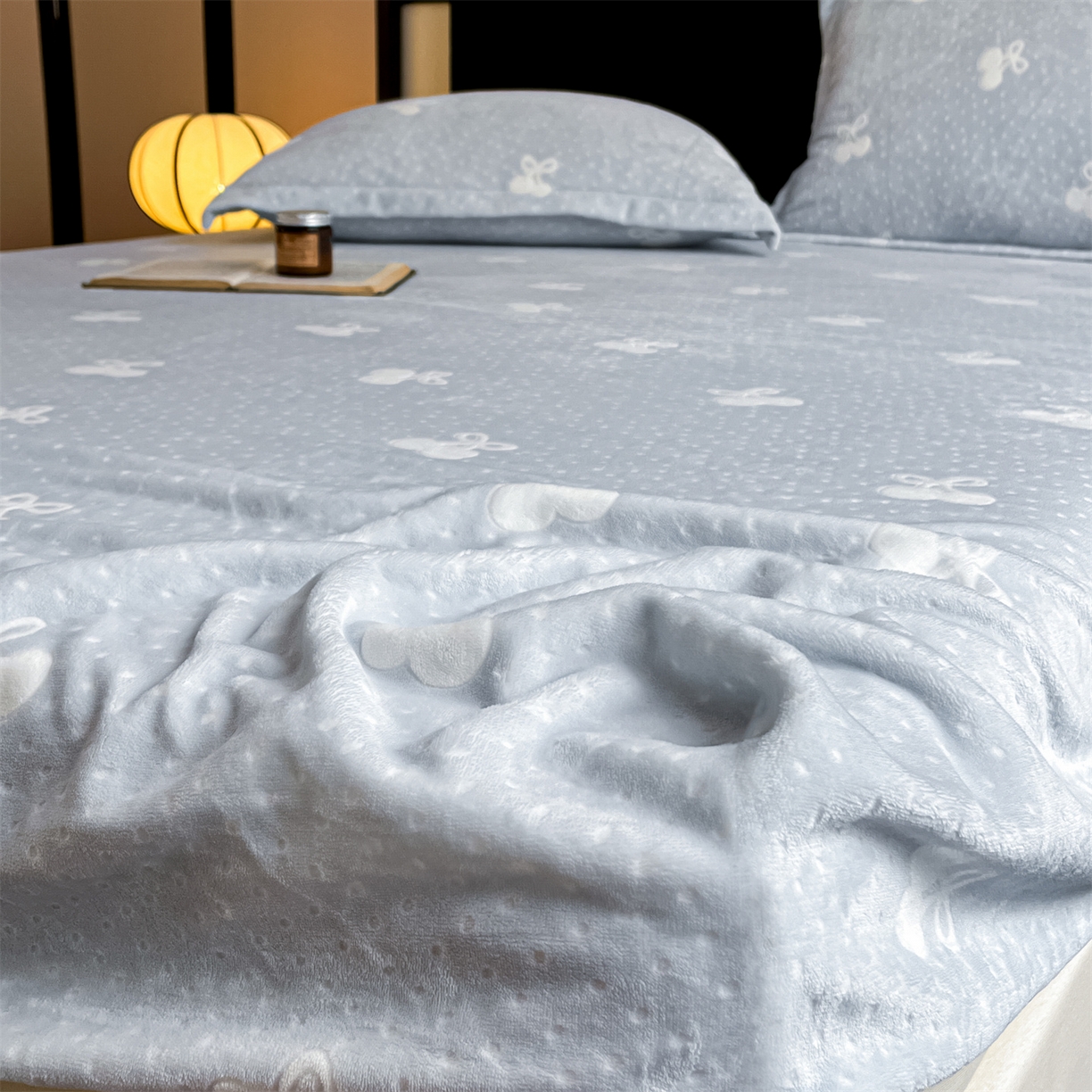 91家纺网 家纺一手货源 找家纺 857家居 2025新款樱桃牛奶绒床笠 樱桃-天蓝