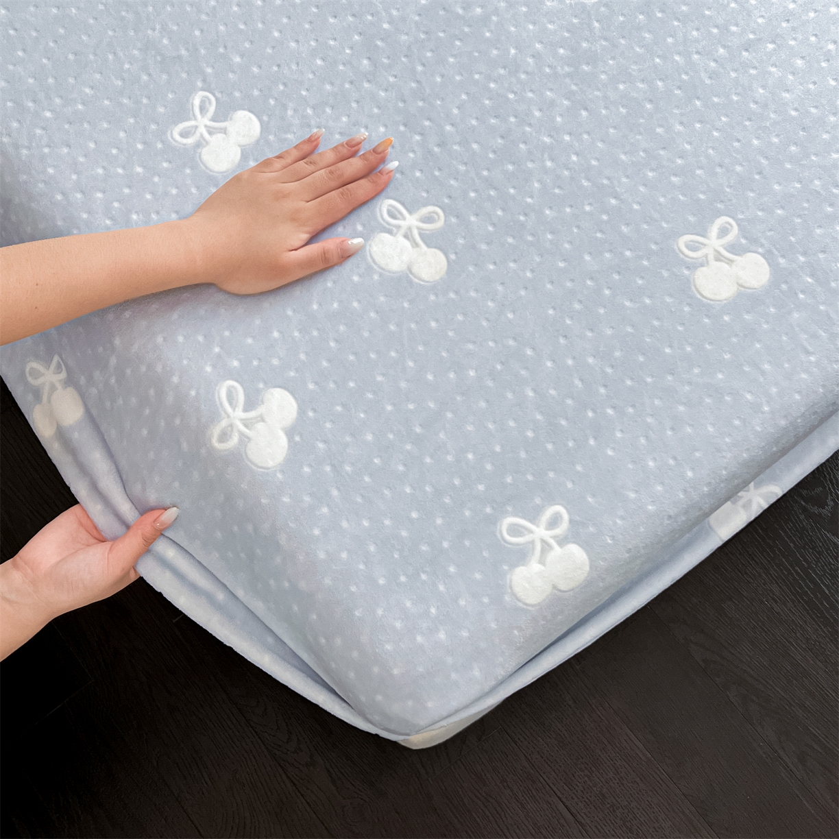 91家纺网 家纺一手货源 找家纺 857家居 2025新款樱桃牛奶绒床笠 樱桃-天蓝