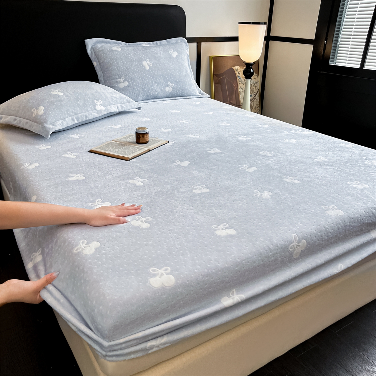 91家纺网 家纺一手货源 找家纺 857家居 2025新款樱桃牛奶绒床笠 樱桃-天蓝