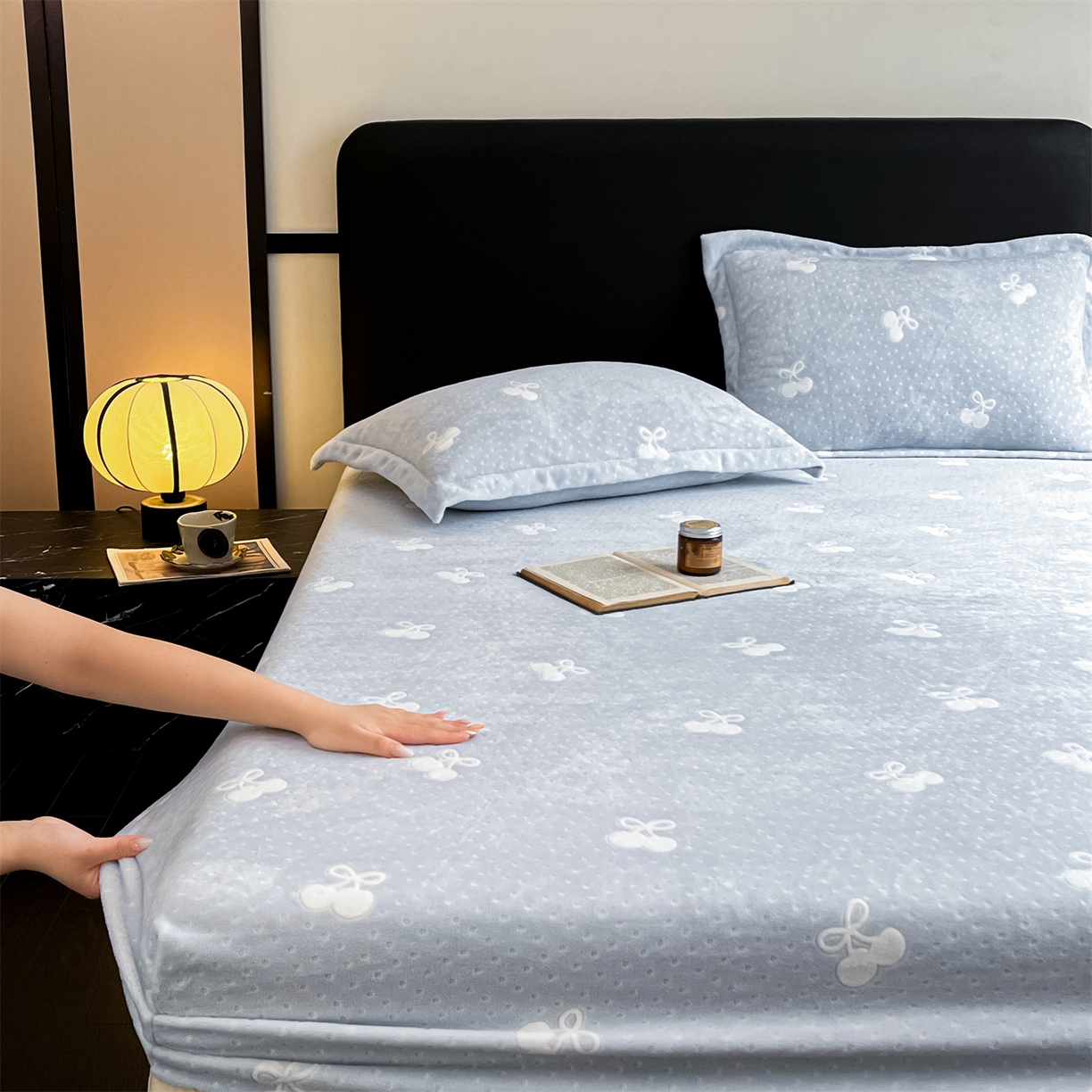 91家纺网 家纺一手货源 找家纺 857家居 2025新款樱桃牛奶绒床笠 樱桃-天蓝