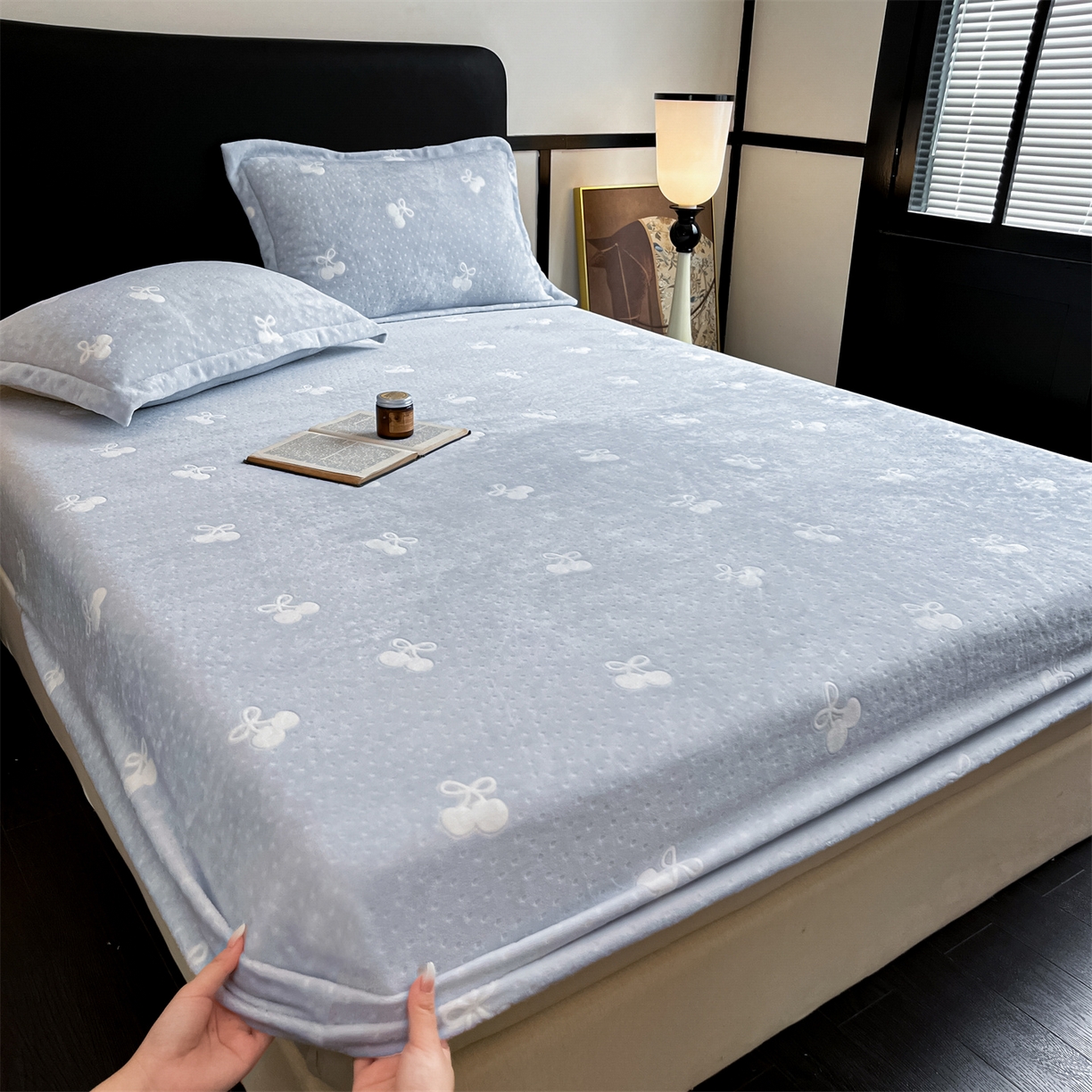 91家纺网 家纺一手货源 找家纺 857家居 2025新款樱桃牛奶绒床笠 樱桃-天蓝