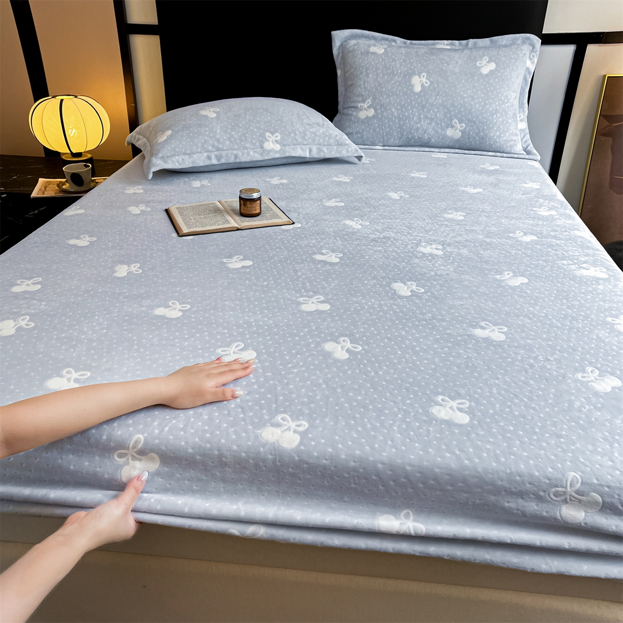 91家纺网 家纺一手货源 找家纺 857家居 2025新款樱桃牛奶绒床笠 樱桃-天蓝