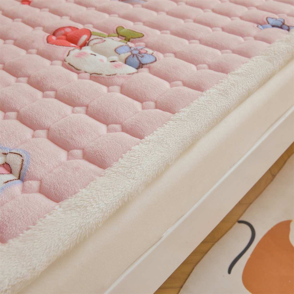 91家纺网 家纺一手货源 找家纺 雯豆家纺 【加厚款】2025新款牛奶绒床褥床垫学生宿舍床护垫子 牛奶绒床褥-茶杯猫咪【加厚款】