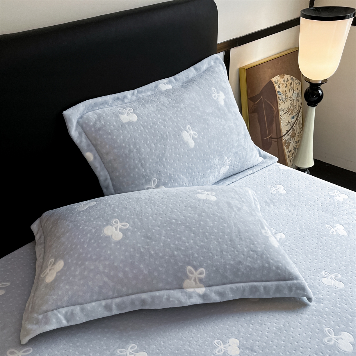 91家纺网 家纺一手货源 找家纺 857家居 2025新款樱桃牛奶绒床笠 樱桃-天蓝