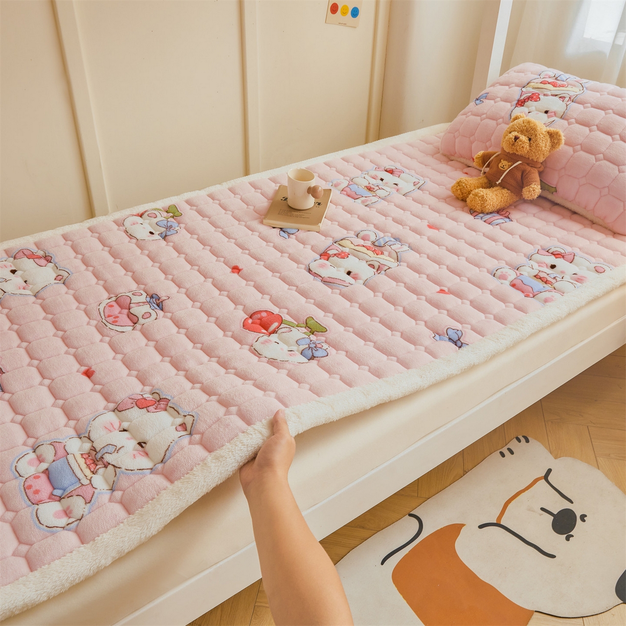 91家纺网 家纺一手货源 找家纺 雯豆家纺 【加厚款】2025新款牛奶绒床褥床垫学生宿舍床护垫子 牛奶绒床褥-茶杯猫咪【加厚款】