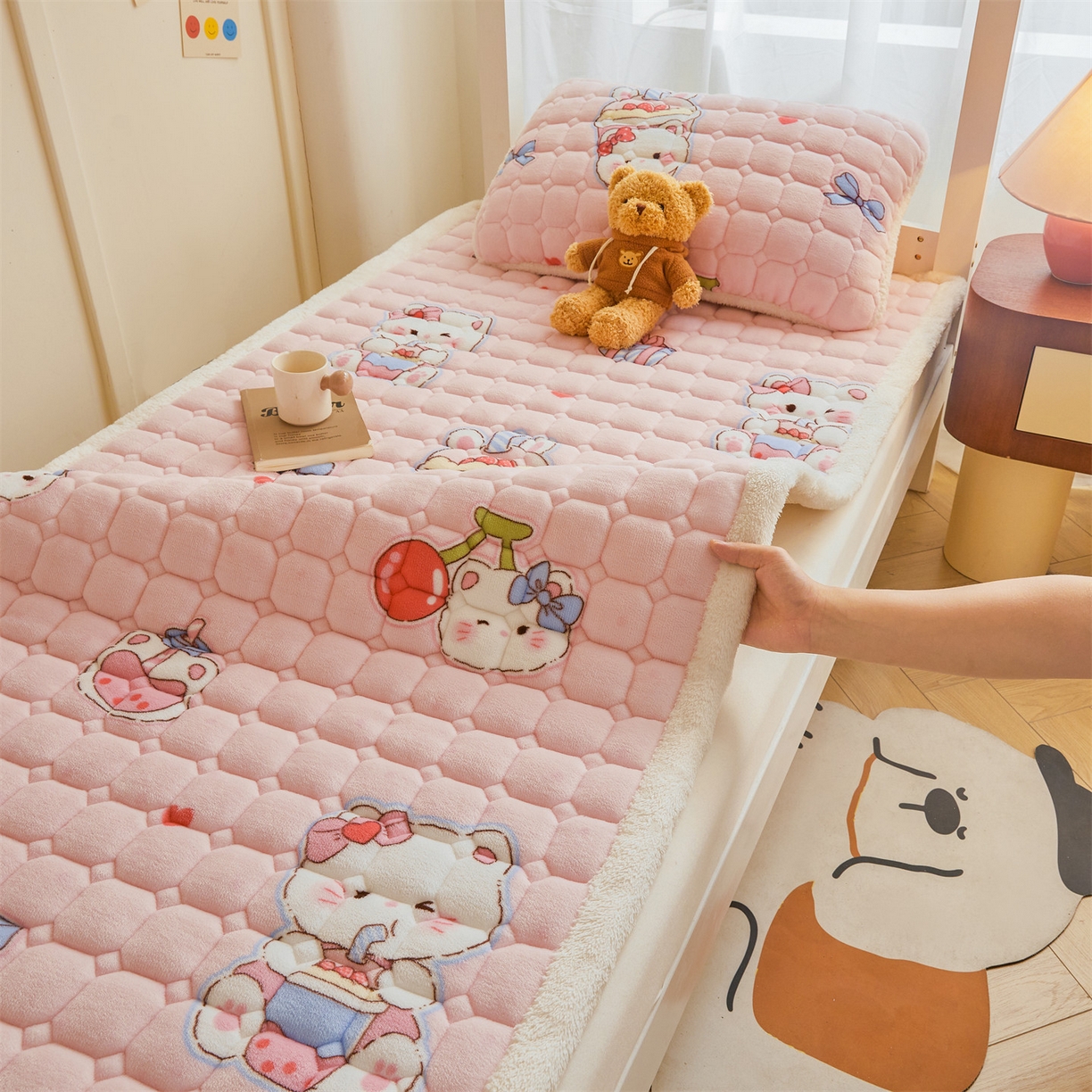91家纺网 家纺一手货源 找家纺 雯豆家纺 【加厚款】2025新款牛奶绒床褥床垫学生宿舍床护垫子 牛奶绒床褥-茶杯猫咪【加厚款】