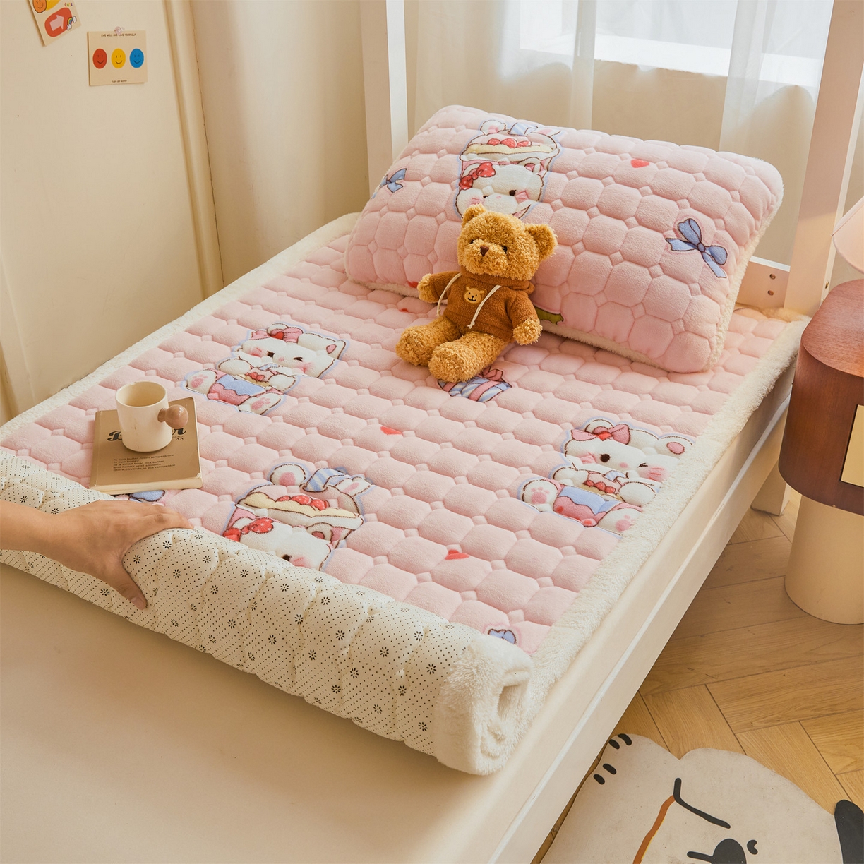 91家纺网 家纺一手货源 找家纺 雯豆家纺 【加厚款】2025新款牛奶绒床褥床垫学生宿舍床护垫子 牛奶绒床褥-茶杯猫咪【加厚款】