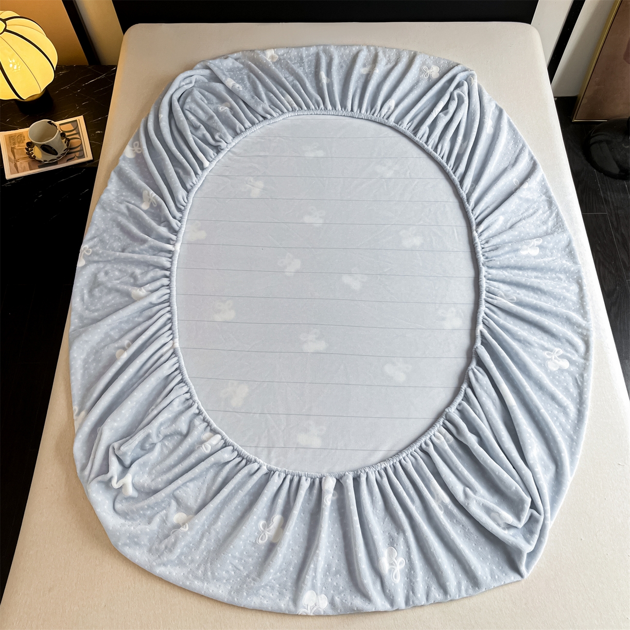 91家纺网 家纺一手货源 找家纺 857家居 2025新款樱桃牛奶绒床笠 樱桃-天蓝