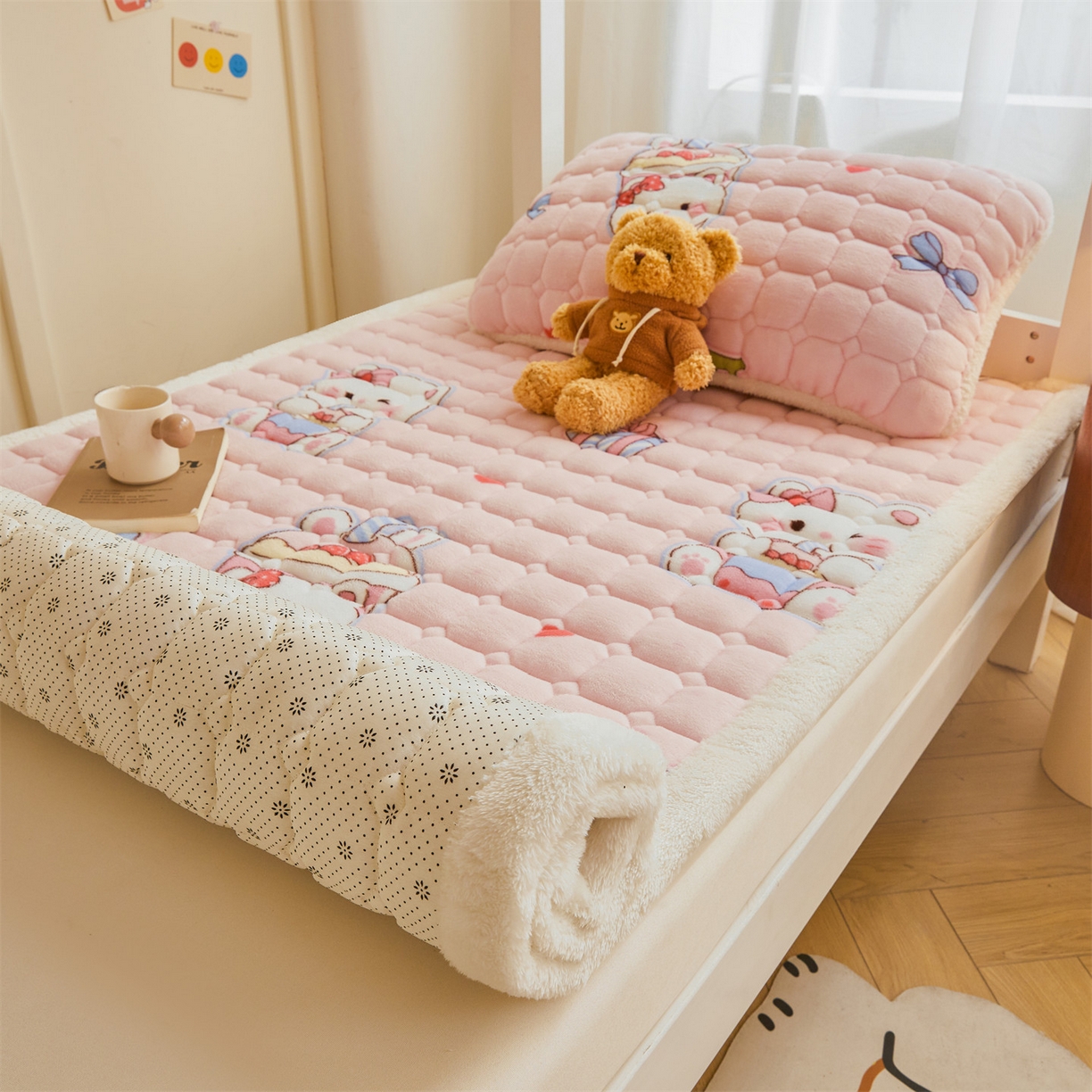 91家纺网 家纺一手货源 找家纺 雯豆家纺 【加厚款】2025新款牛奶绒床褥床垫学生宿舍床护垫子 牛奶绒床褥-茶杯猫咪【加厚款】
