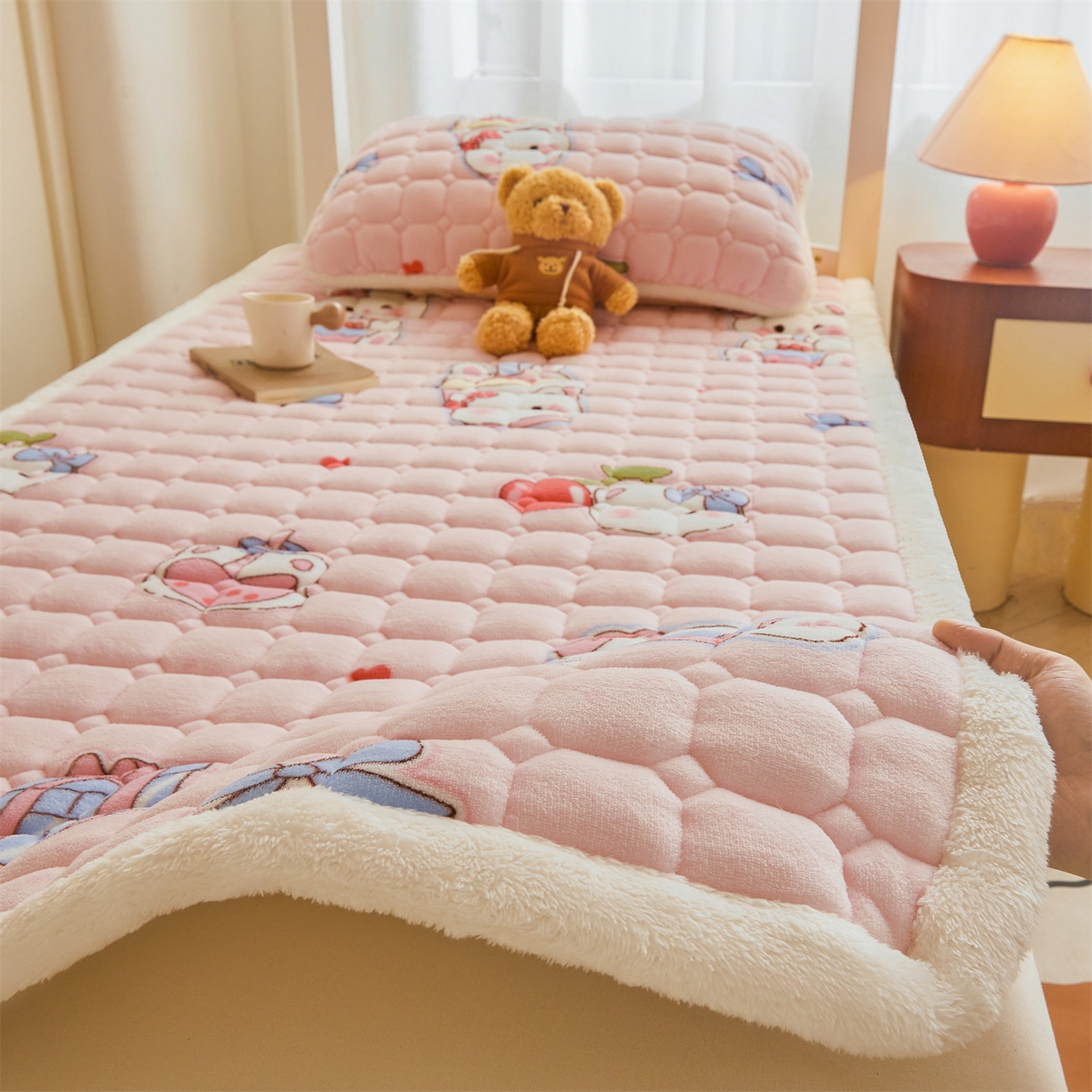 91家纺网 家纺一手货源 找家纺 雯豆家纺 【加厚款】2025新款牛奶绒床褥床垫学生宿舍床护垫子 牛奶绒床褥-茶杯猫咪【加厚款】