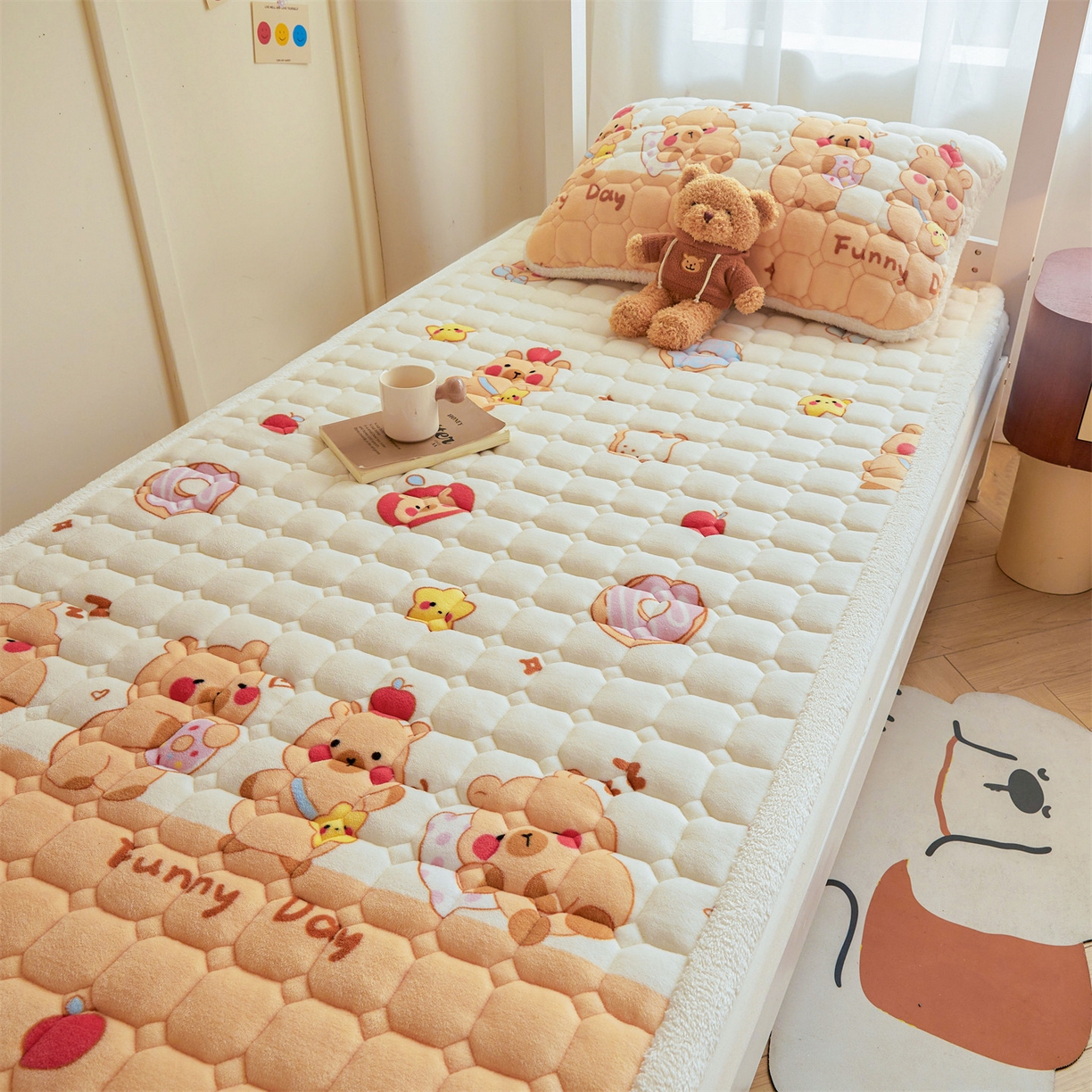 91家纺网 家纺一手货源 找家纺 雯豆家纺 【加厚款】2025新款牛奶绒床褥床垫学生宿舍床护垫子 牛奶绒床褥-欢乐聚会【加厚款】