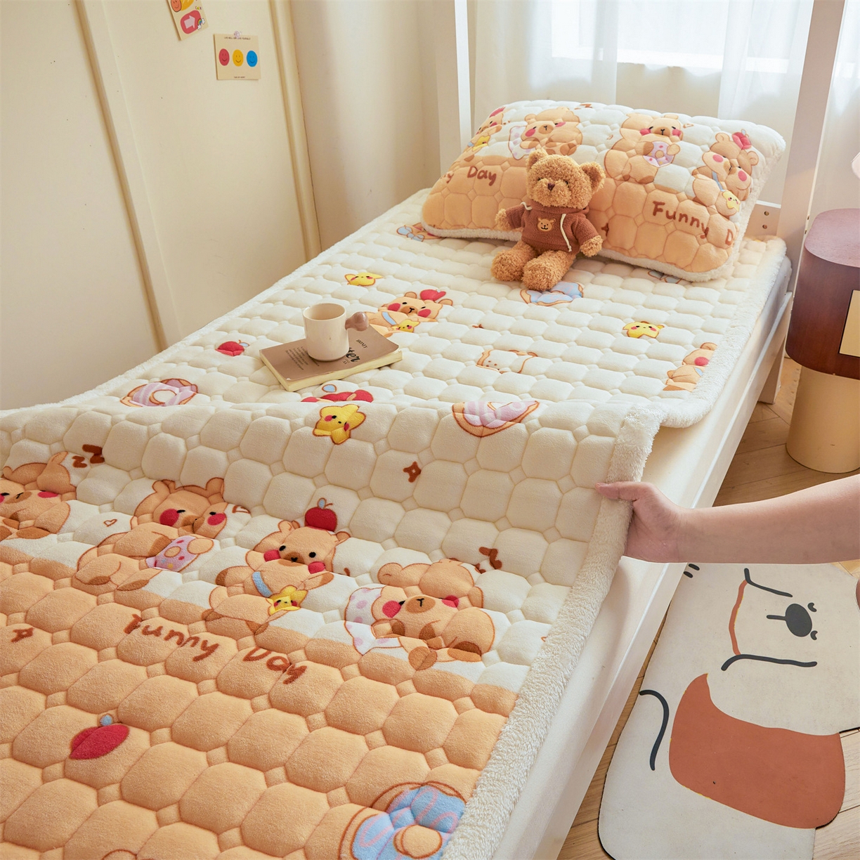 91家纺网 家纺一手货源 找家纺 雯豆家纺 【加厚款】2025新款牛奶绒床褥床垫学生宿舍床护垫子 牛奶绒床褥-欢乐聚会【加厚款】