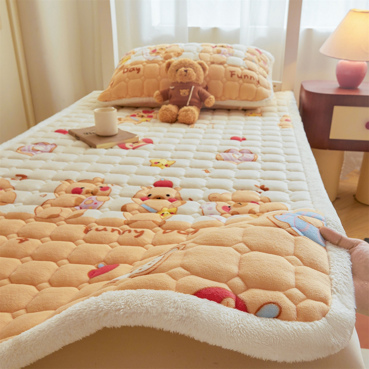91家纺网 家纺一手货源 找家纺 雯豆家纺 【加厚款】2025新款牛奶绒床褥床垫学生宿舍床护垫子 牛奶绒床褥-欢乐聚会【加厚款】