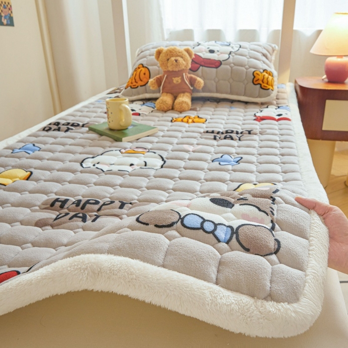 91家纺网 家纺一手货源 找家纺 雯豆家纺 【加厚款】2025新款牛奶绒床褥床垫学生宿舍床护垫子 牛奶绒床褥-假日小狗【加厚款】