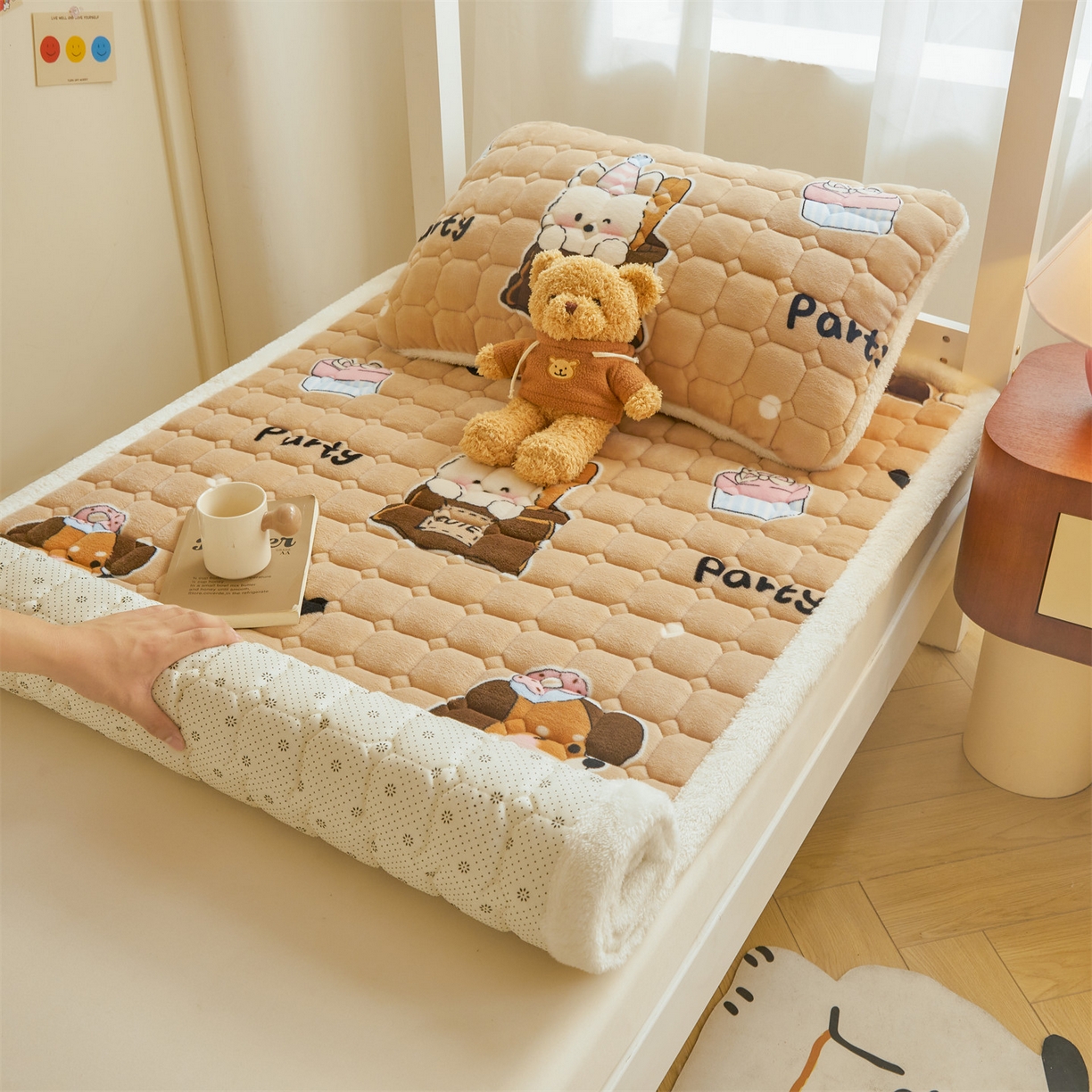 91家纺网 家纺一手货源 找家纺 雯豆家纺 【加厚款】2025新款牛奶绒床褥床垫学生宿舍床护垫子 牛奶绒床褥-狂欢派对【加厚款】