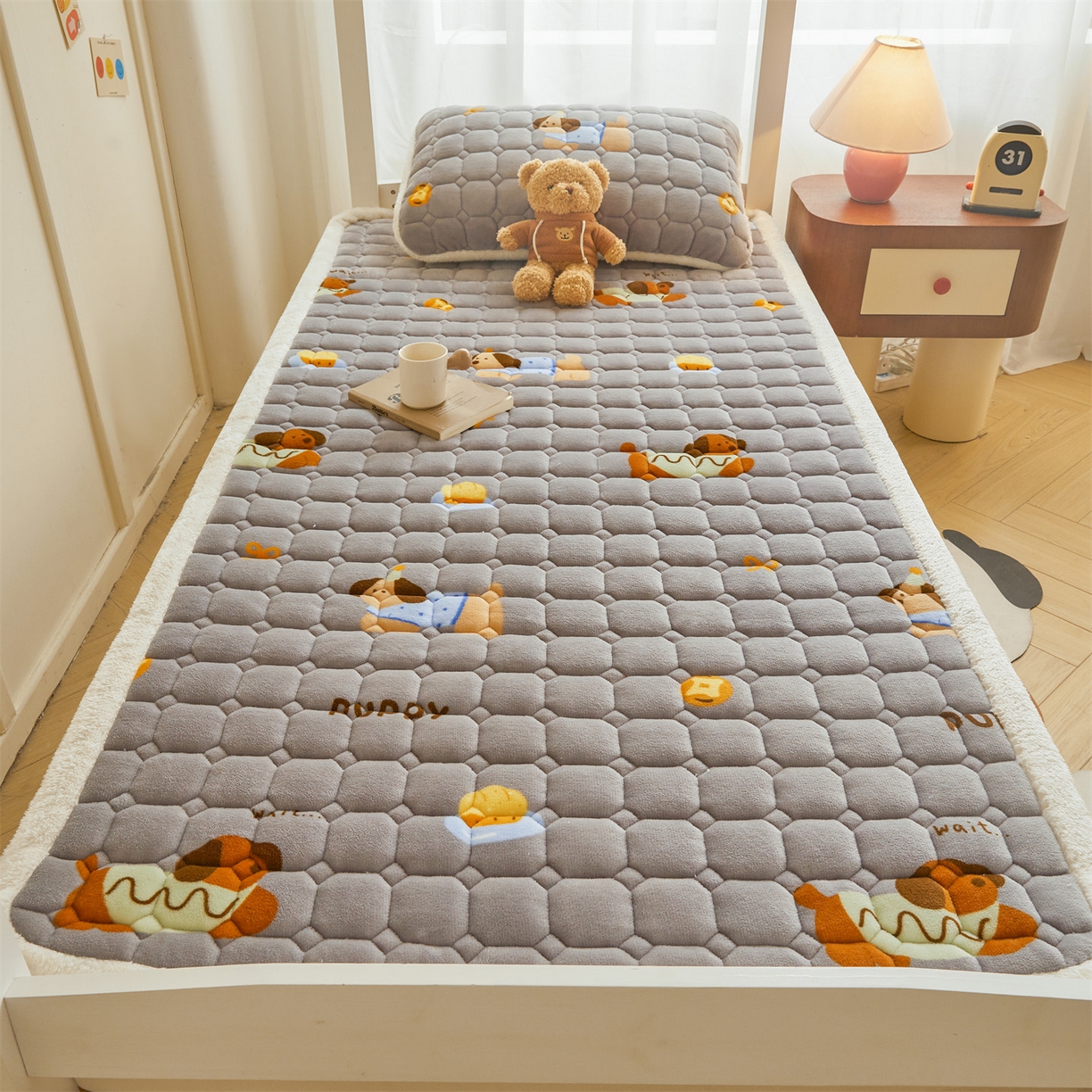 91家纺网 家纺一手货源 找家纺 雯豆家纺 【加厚款】2025新款牛奶绒床褥床垫学生宿舍床护垫子 牛奶绒床褥-腊肠狗【加厚款】