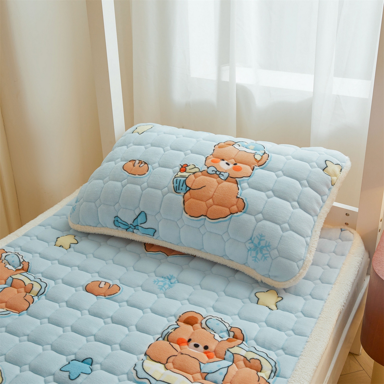 91家纺网 家纺一手货源 找家纺 雯豆家纺 【加厚款】2025新款牛奶绒床褥床垫学生宿舍床护垫子 牛奶绒床褥-趴趴熊【加厚款】