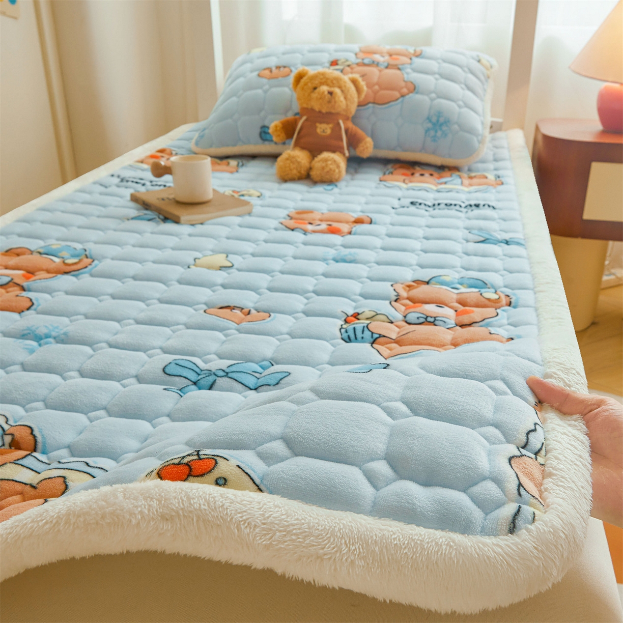 91家纺网 家纺一手货源 找家纺 雯豆家纺 【加厚款】2025新款牛奶绒床褥床垫学生宿舍床护垫子 牛奶绒床褥-趴趴熊【加厚款】