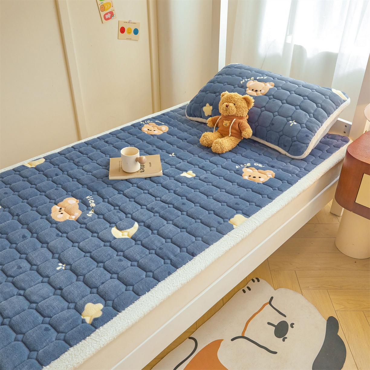 91家纺网 家纺一手货源 找家纺 雯豆家纺 【加厚款】2025新款牛奶绒床褥床垫学生宿舍床护垫子 牛奶绒床褥-太空小熊【加厚款】