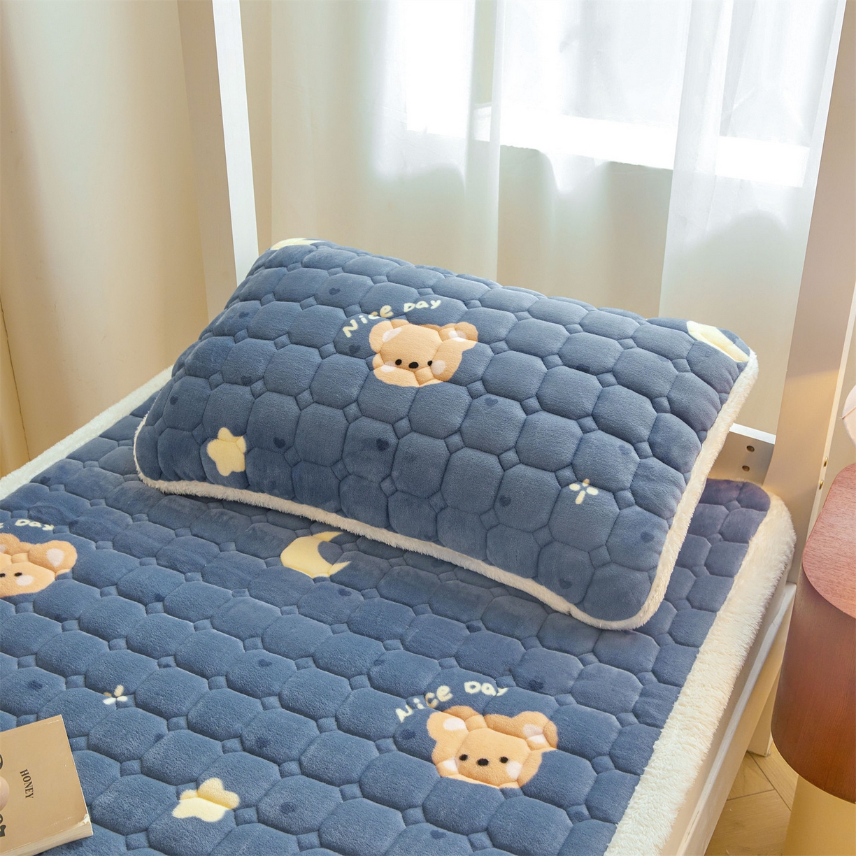 91家纺网 家纺一手货源 找家纺 雯豆家纺 【加厚款】2025新款牛奶绒床褥床垫学生宿舍床护垫子 牛奶绒床褥-太空小熊【加厚款】