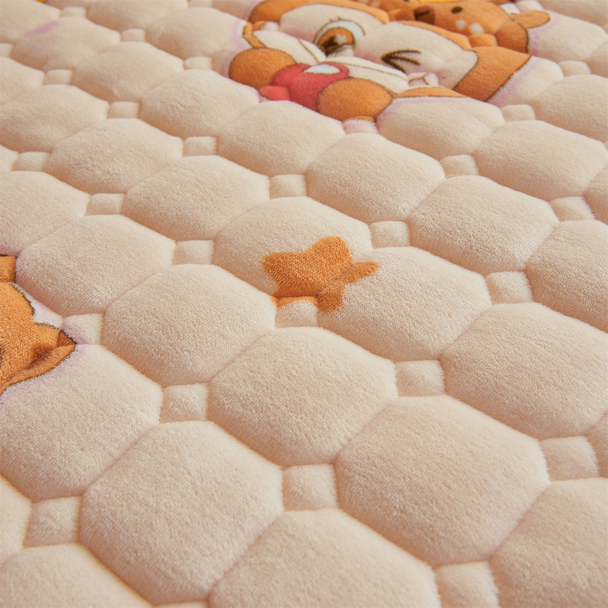 91家纺网 家纺一手货源 找家纺 雯豆家纺 【加厚款】2025新款牛奶绒床褥床垫学生宿舍床护垫子 牛奶绒床褥-甜心布布【加厚款】